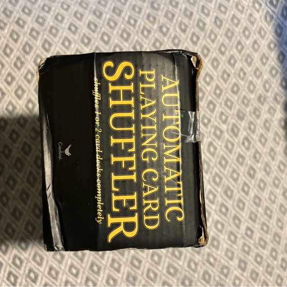 AUTOMATIC PLAYING CARD SHUFFLER - Picture 4 of 4